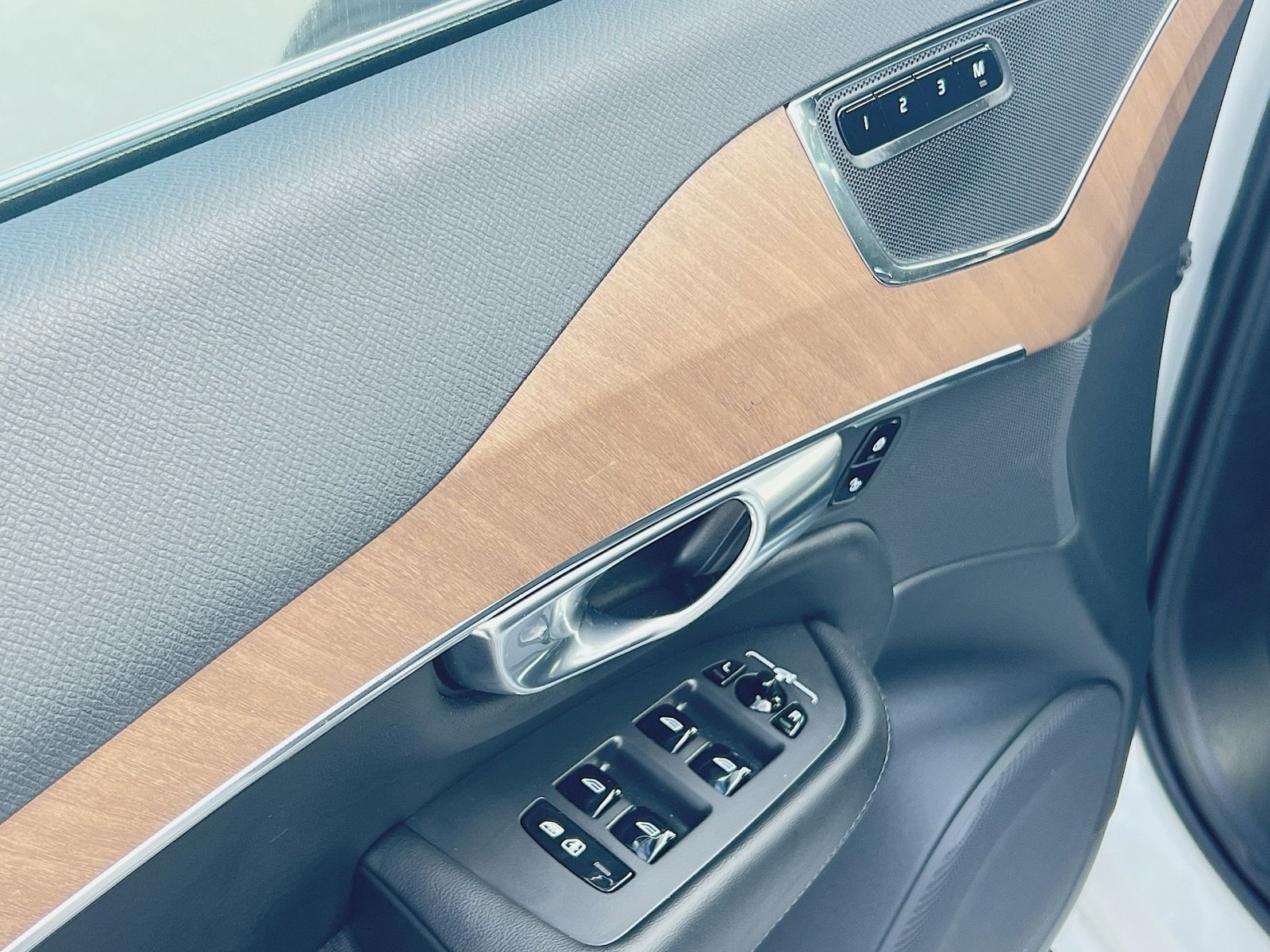 Certified 2025 Volvo XC90 B6 Plus image 15