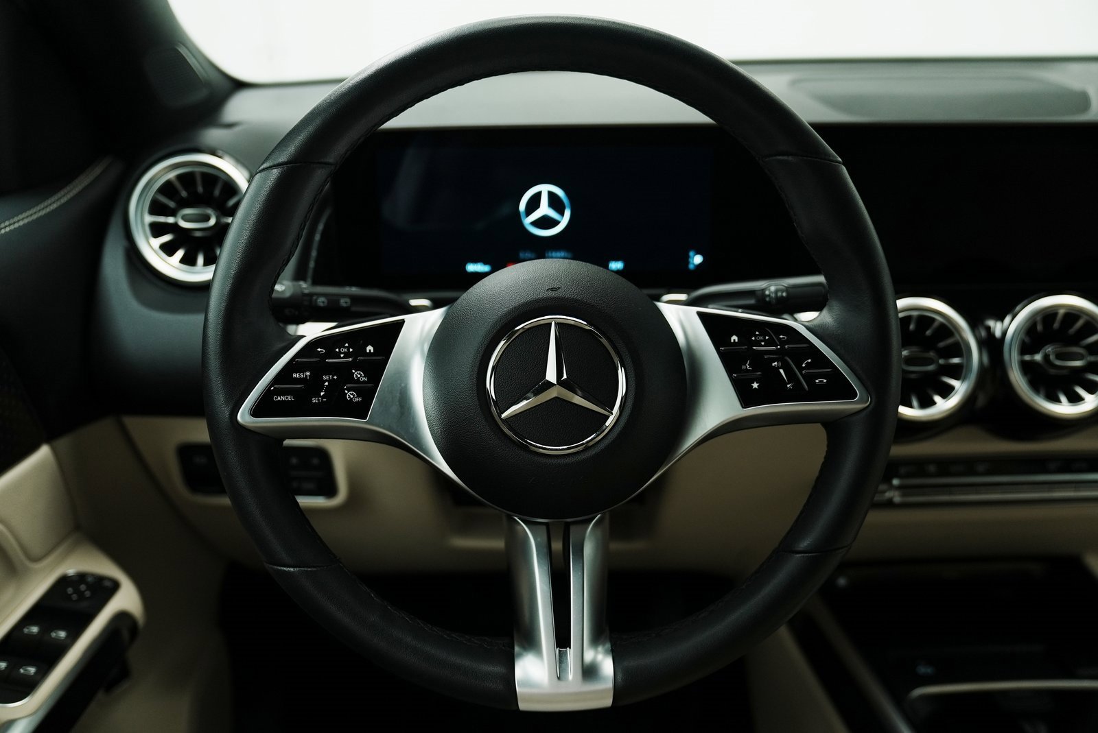 Used 2025 Mercedes-Benz GLB 250 4MATIC image 31