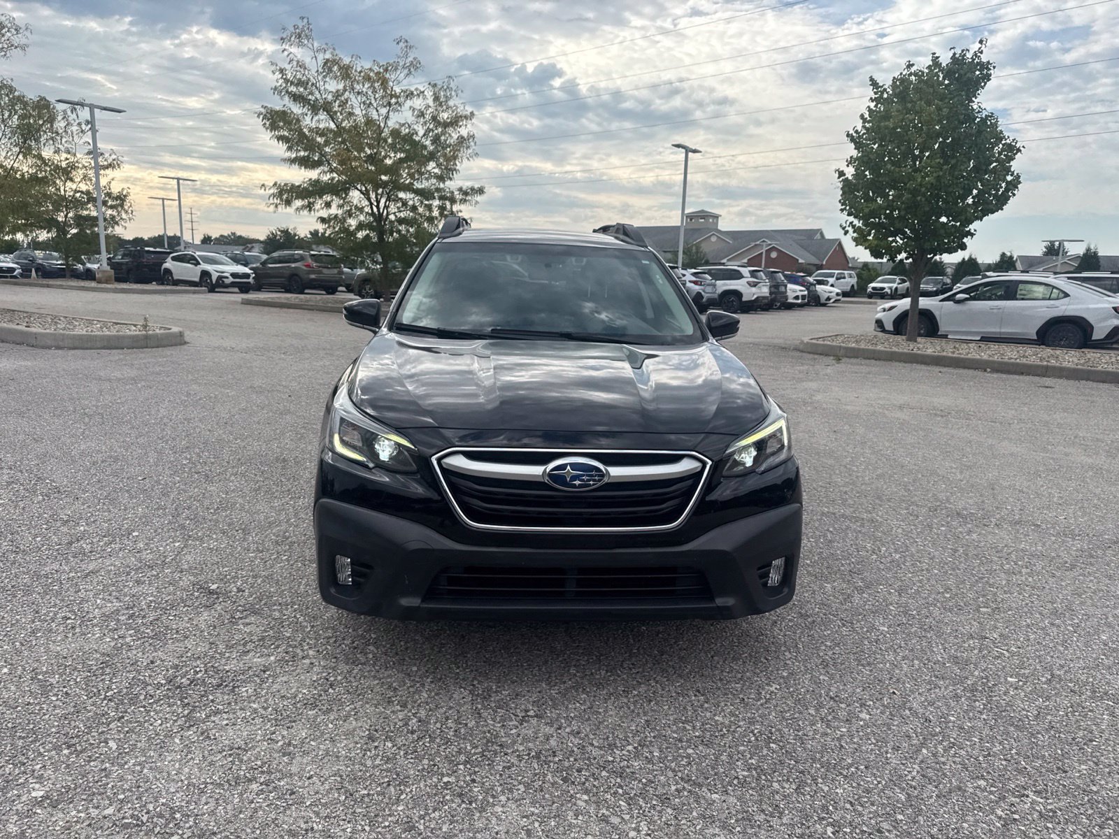 Used 2022 Subaru Outback Premium AWD/4WD image 3