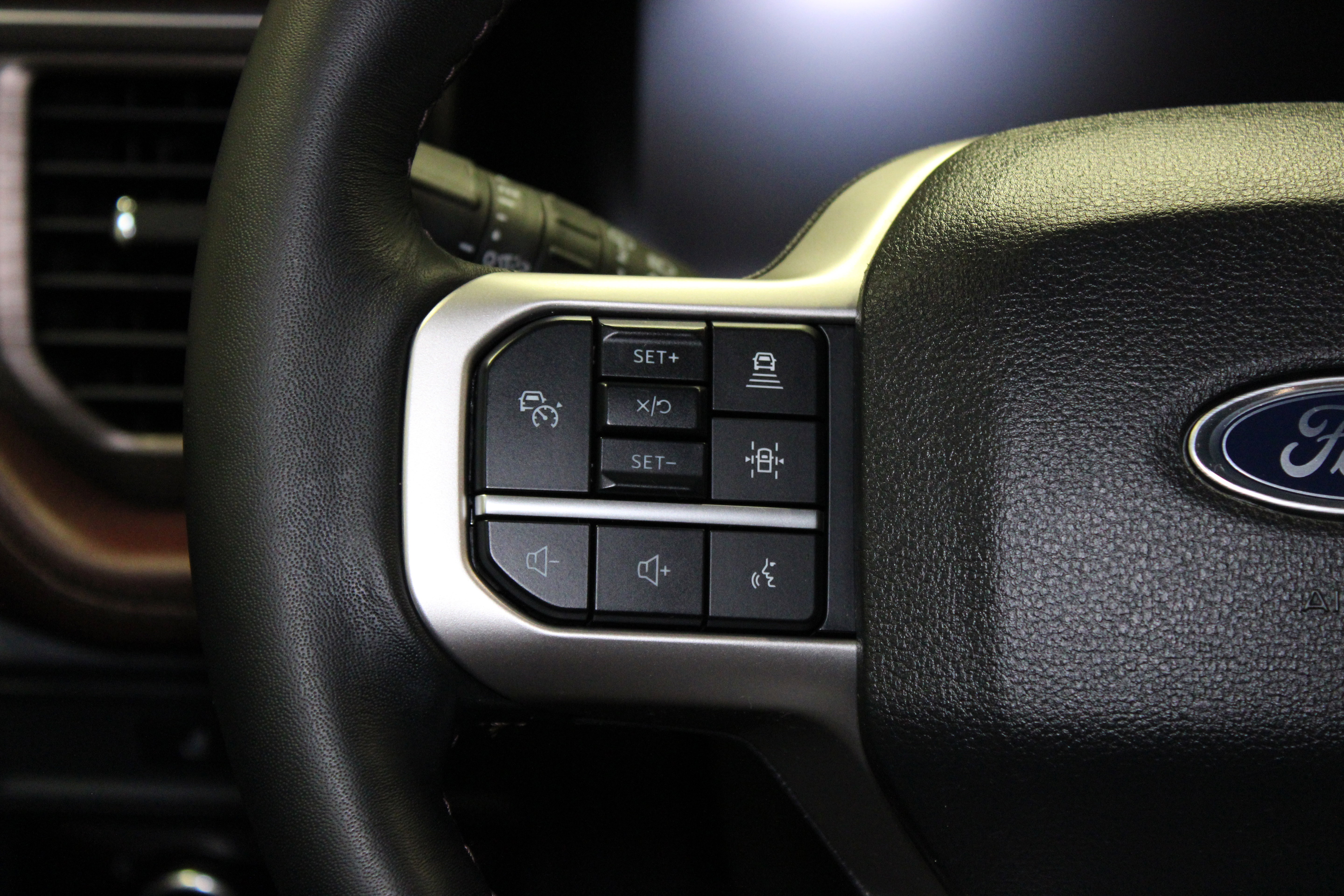 Used 2024 Ford Expedition Limited AWD/4WD image 23