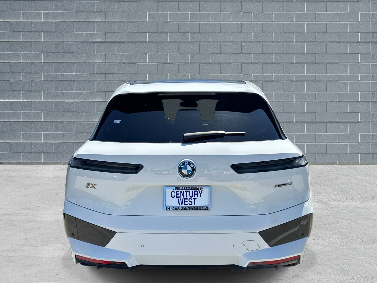 Used 2023 BMW iX xDrive50 w/ Premium Package AWD/4WD image 4