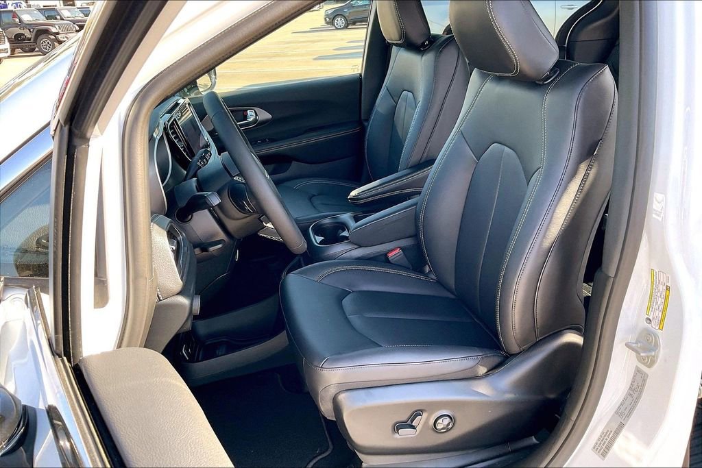New 2026 Chrysler Pacifica Select FWD image 9