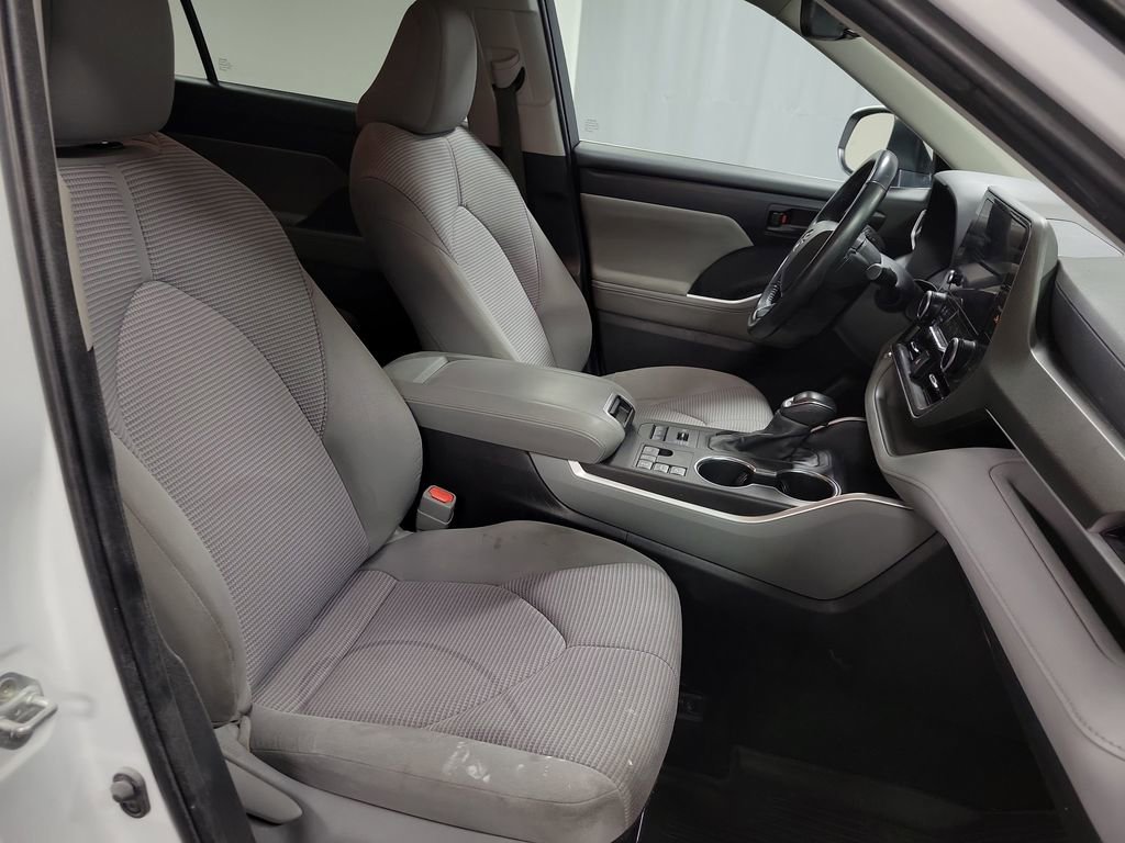 Used 2023 Toyota Highlander LE AWD/4WD image 27