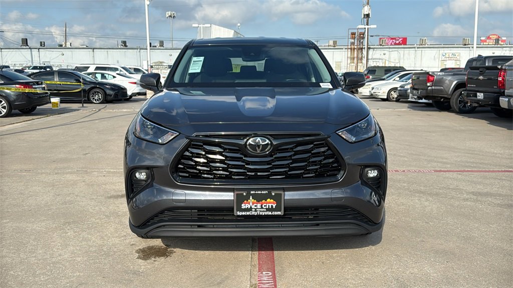 Used 2023 Toyota Highlander LE image 2