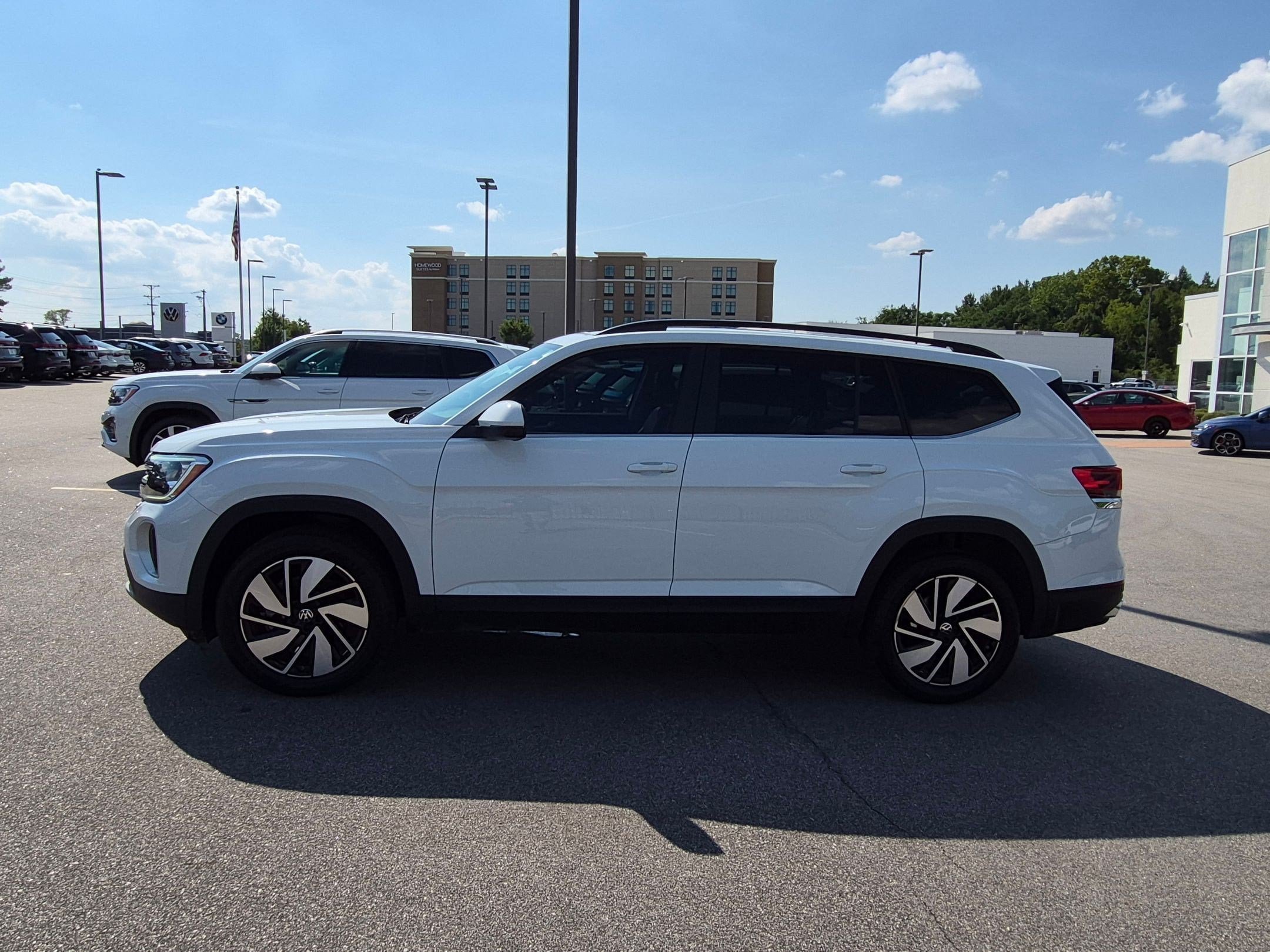 Used 2024 Volkswagen Atlas SE w/ Panoramic Sunroof Package FWD image 6