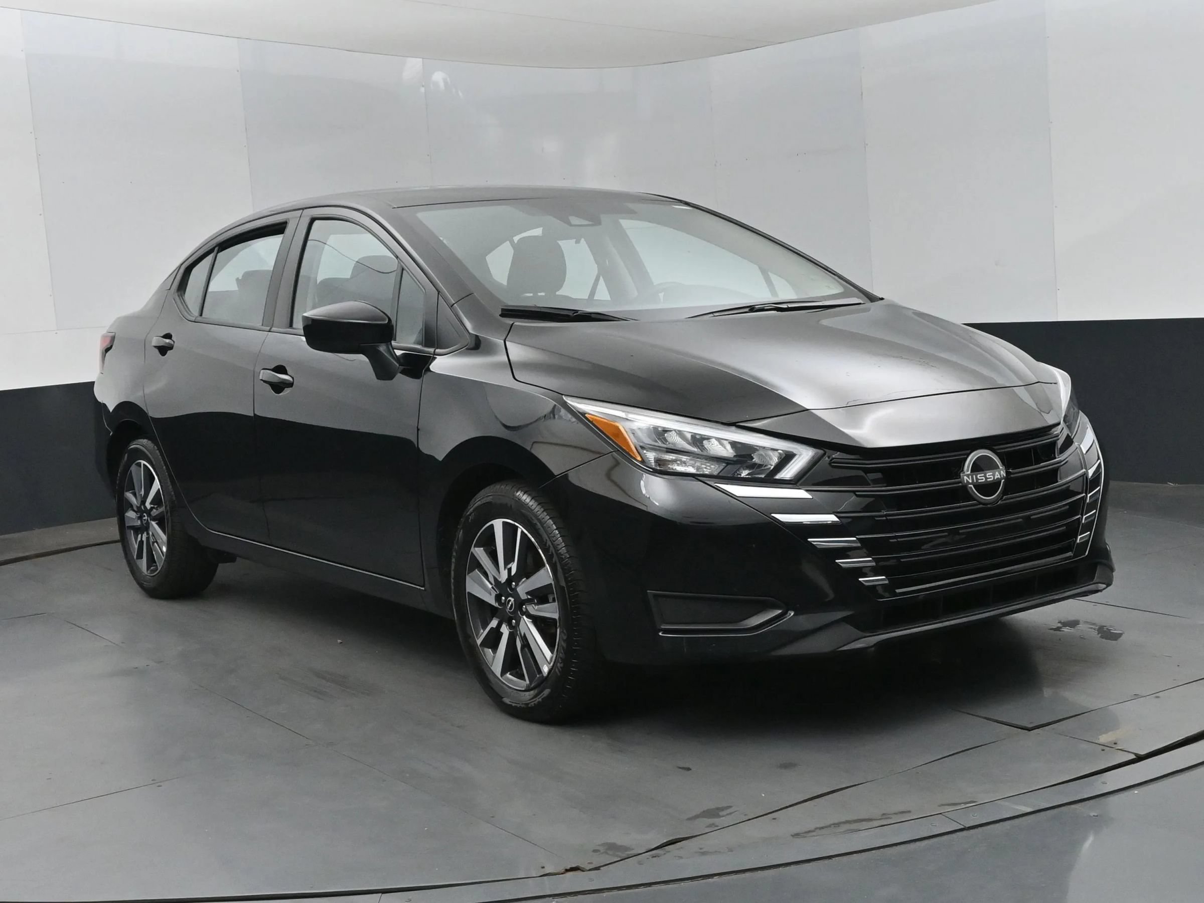 Used 2025 Nissan Versa SV FWD image 2