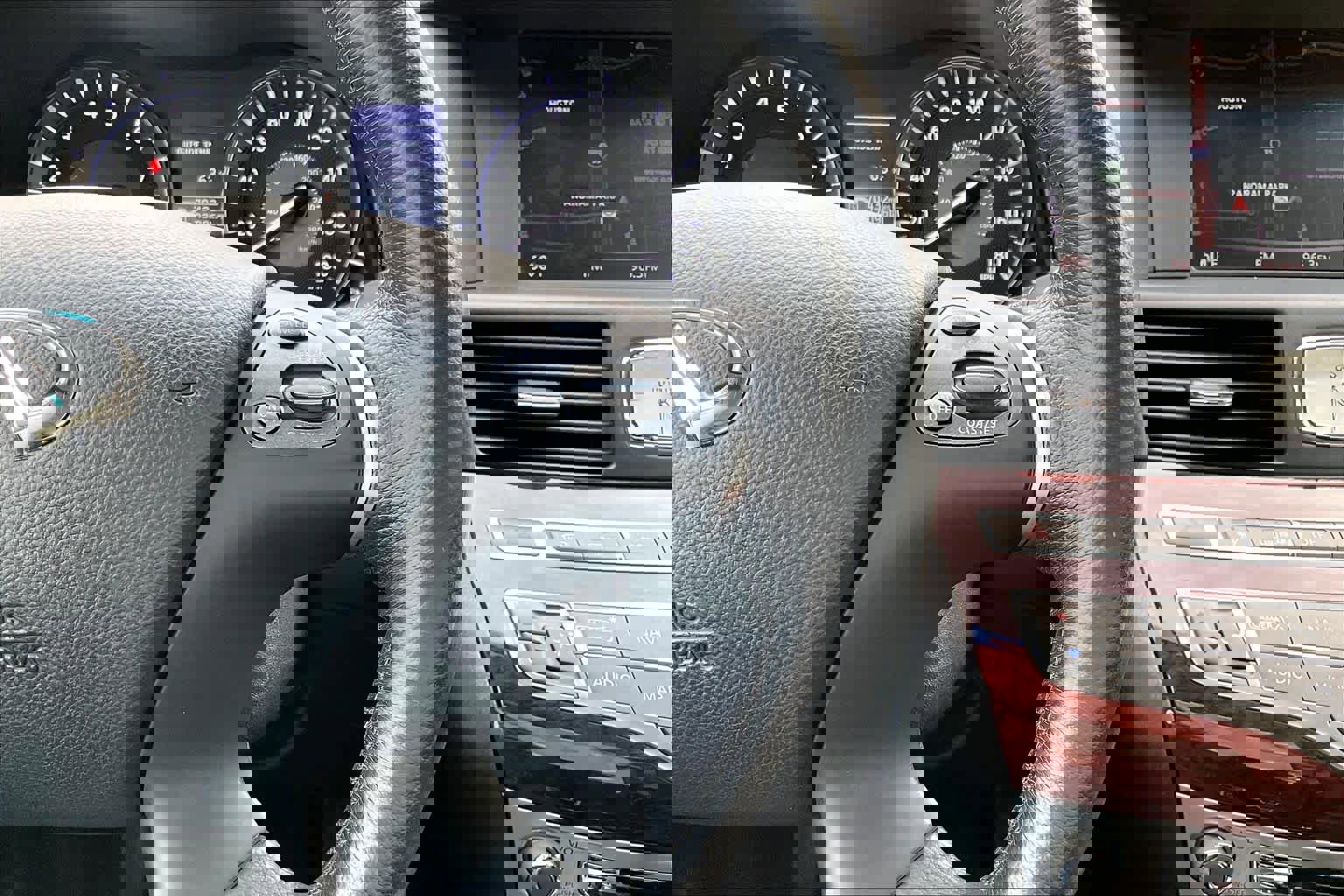 Used 2018 INFINITI Q70 L 3.7 image 25