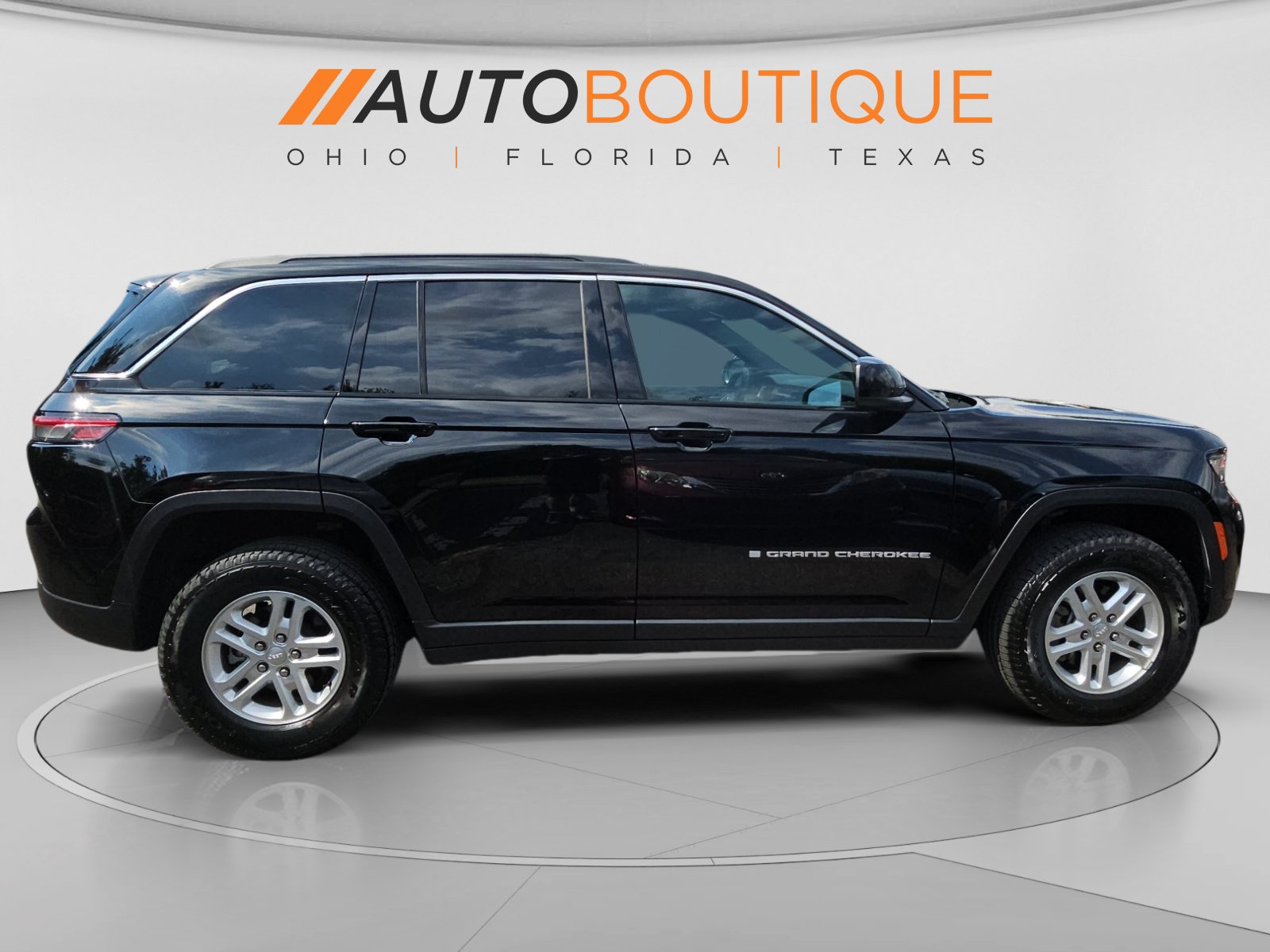 Used 2025 Jeep Grand Cherokee Laredo w/ Luxury Tech Group I AWD/4WD image 6