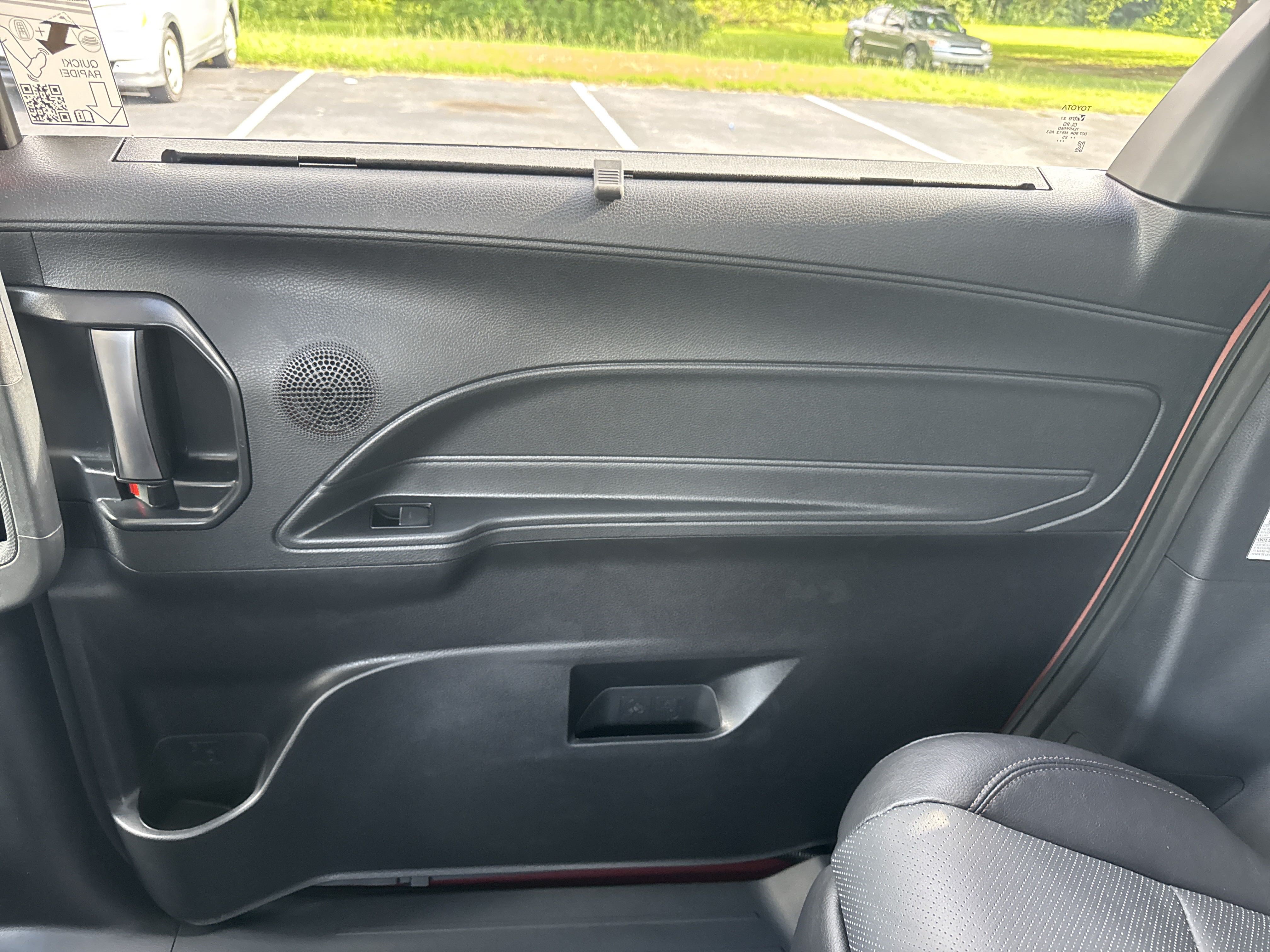 New 2025 Toyota Sienna Platinum FWD image 32