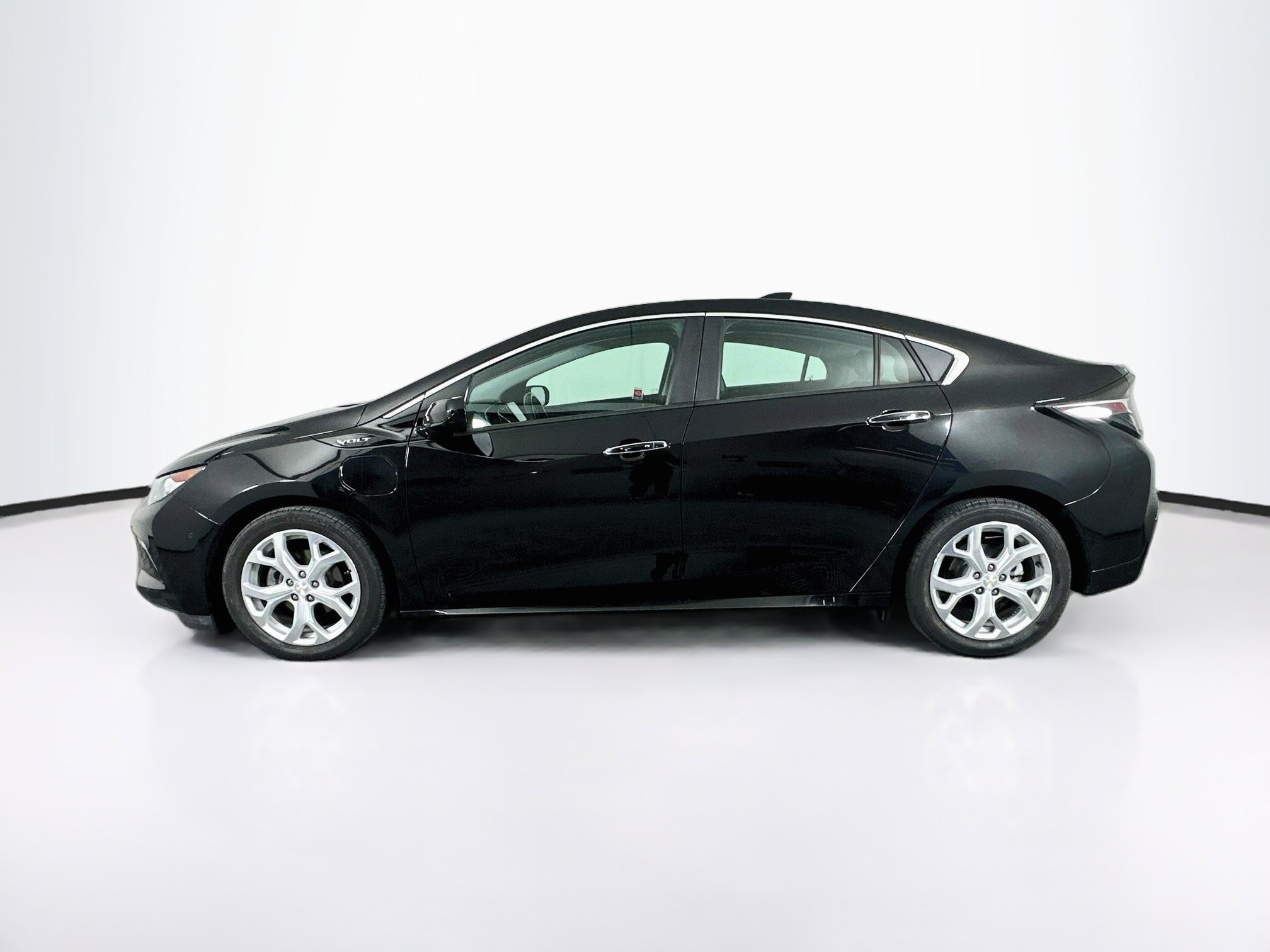 Used 2018 Chevrolet Volt Premier w/ Driver Confidence Package FWD image 4