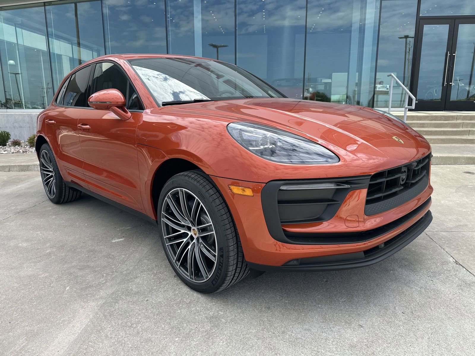 Certified 2025 Porsche Macan AWD/4WD image 9