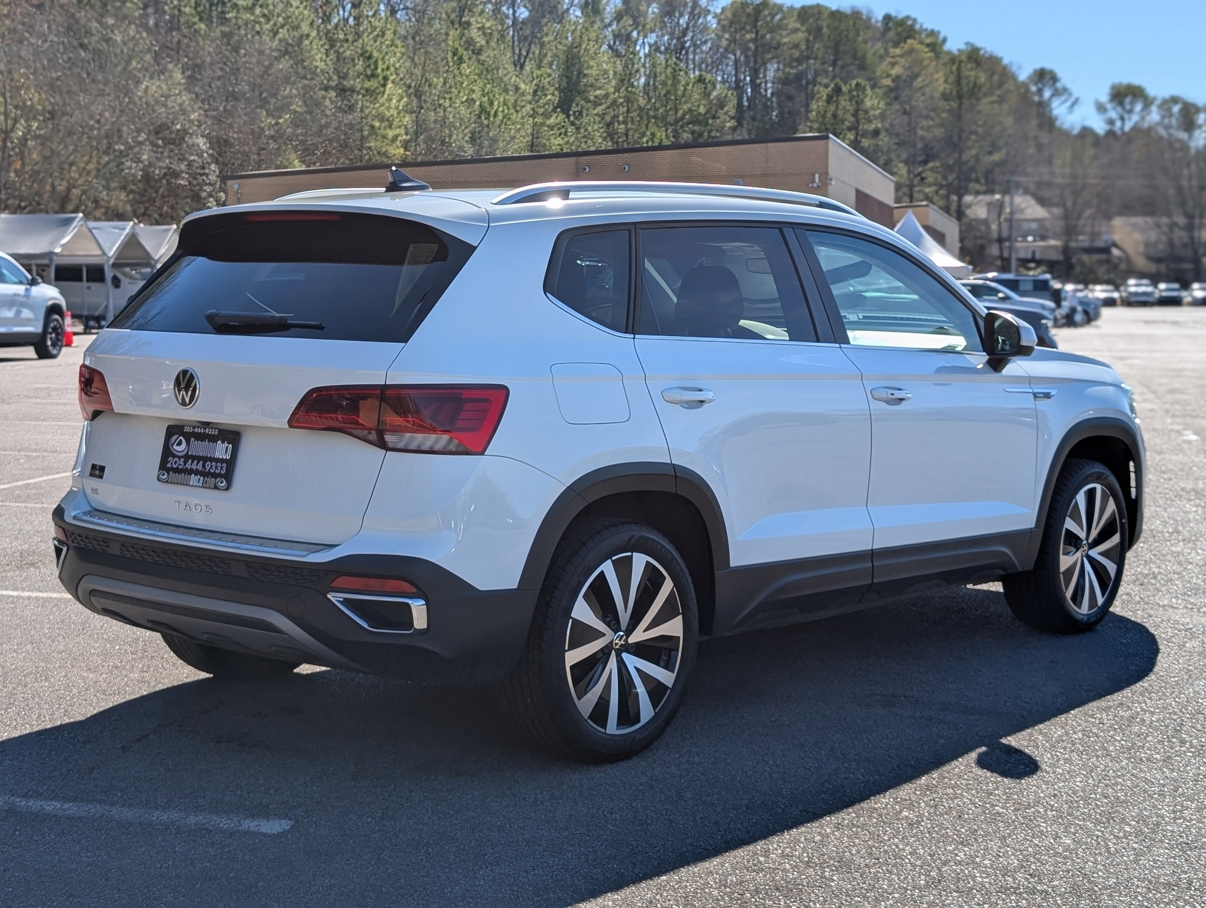 Used 2024 Volkswagen Taos SE w/ MDO Package FWD image 9