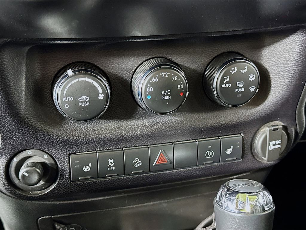 Used 2016 Jeep Wrangler Unlimited Rubicon w/ Connectivity Group AWD/4WD image 18