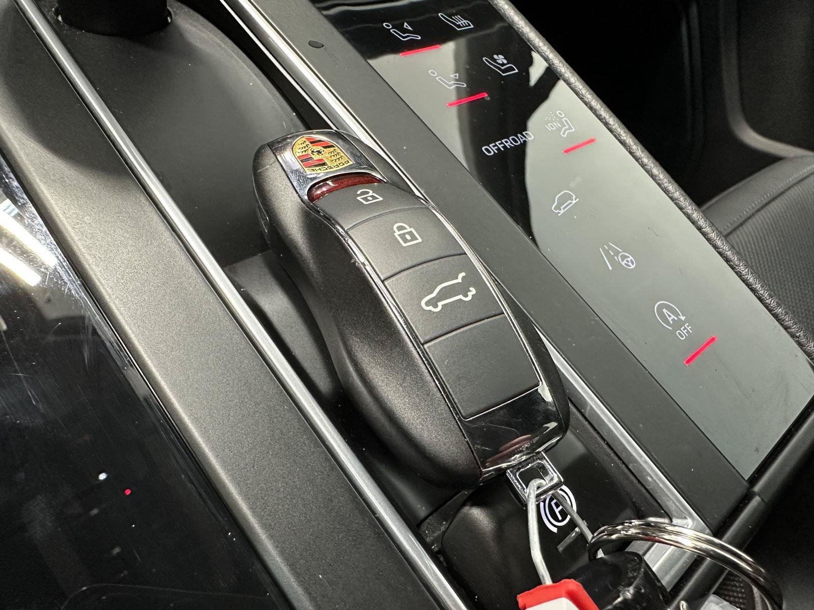 Certified 2026 Porsche Macan AWD/4WD image 46