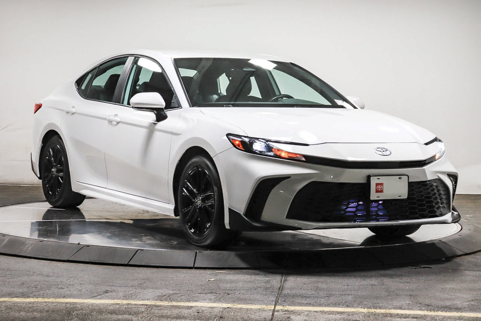 Used 2025 Toyota Camry SE w/ Convenience Package FWD image 3