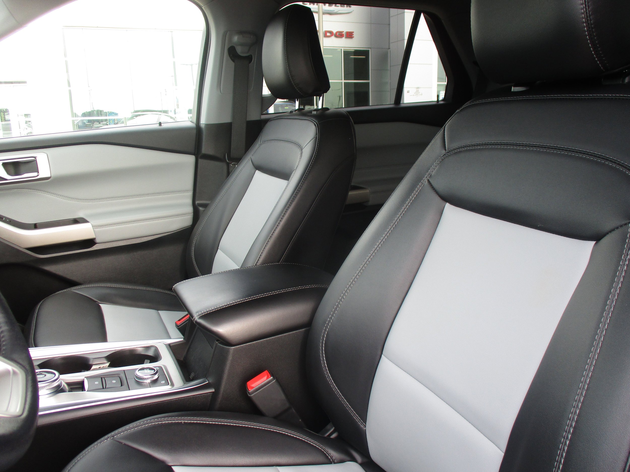 Used 2023 Ford Explorer XLT w/ Equipment Group 202A AWD/4WD image 39