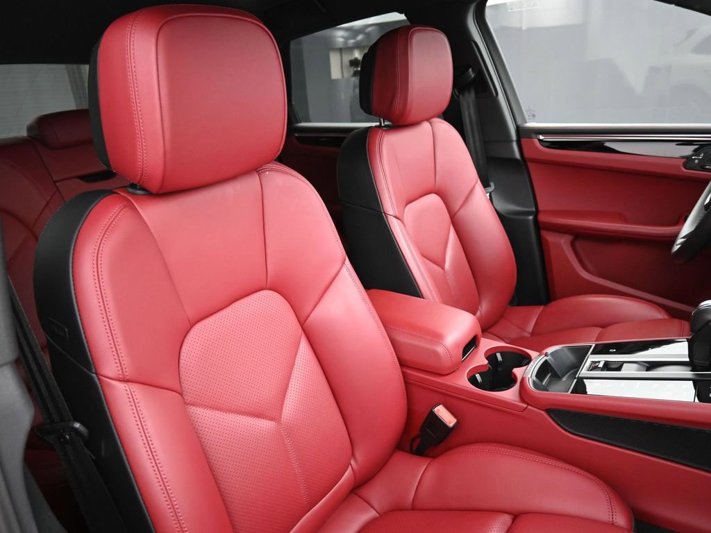 Certified 2025 Porsche Macan AWD/4WD image 28
