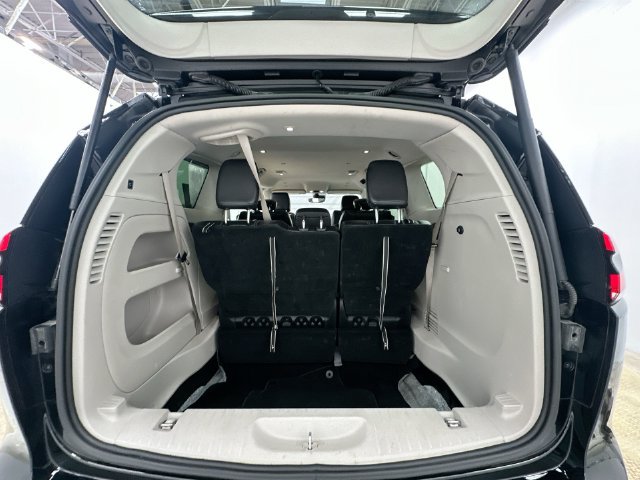 Used 2024 Chrysler Pacifica Touring-L FWD image 27