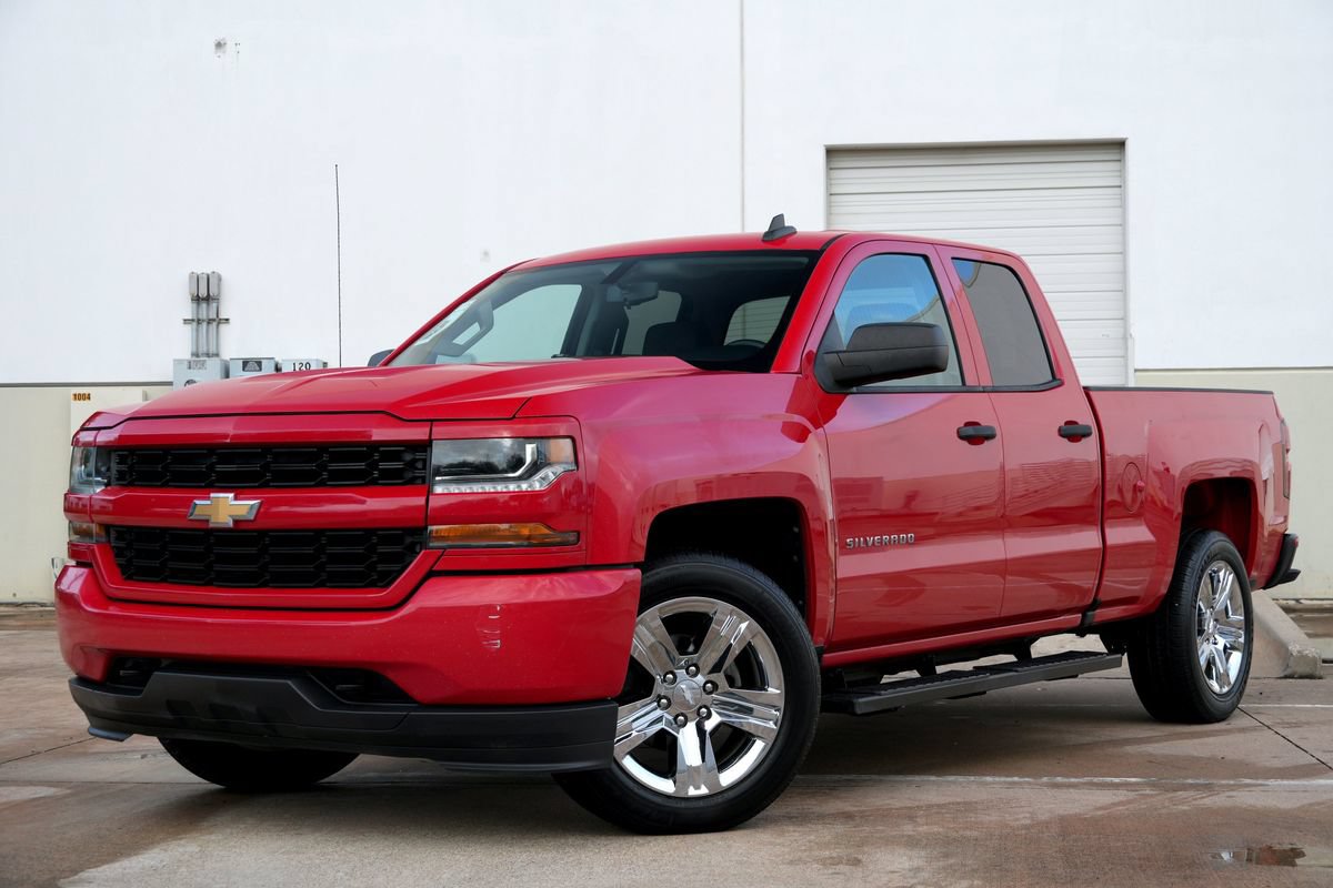 Used 2018 Chevrolet Silverado 1500 Custom w/ Custom Convenience Package RWD image 2