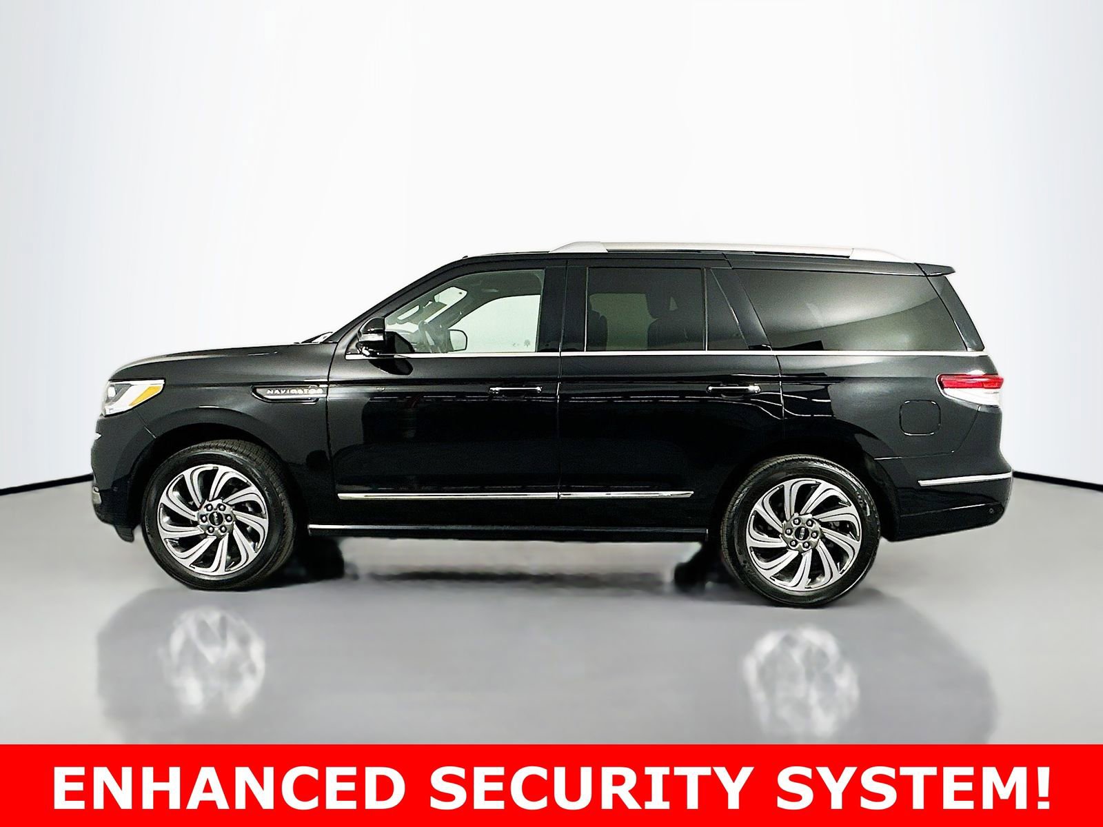 Used 2023 Lincoln Navigator Reserve AWD/4WD image 4