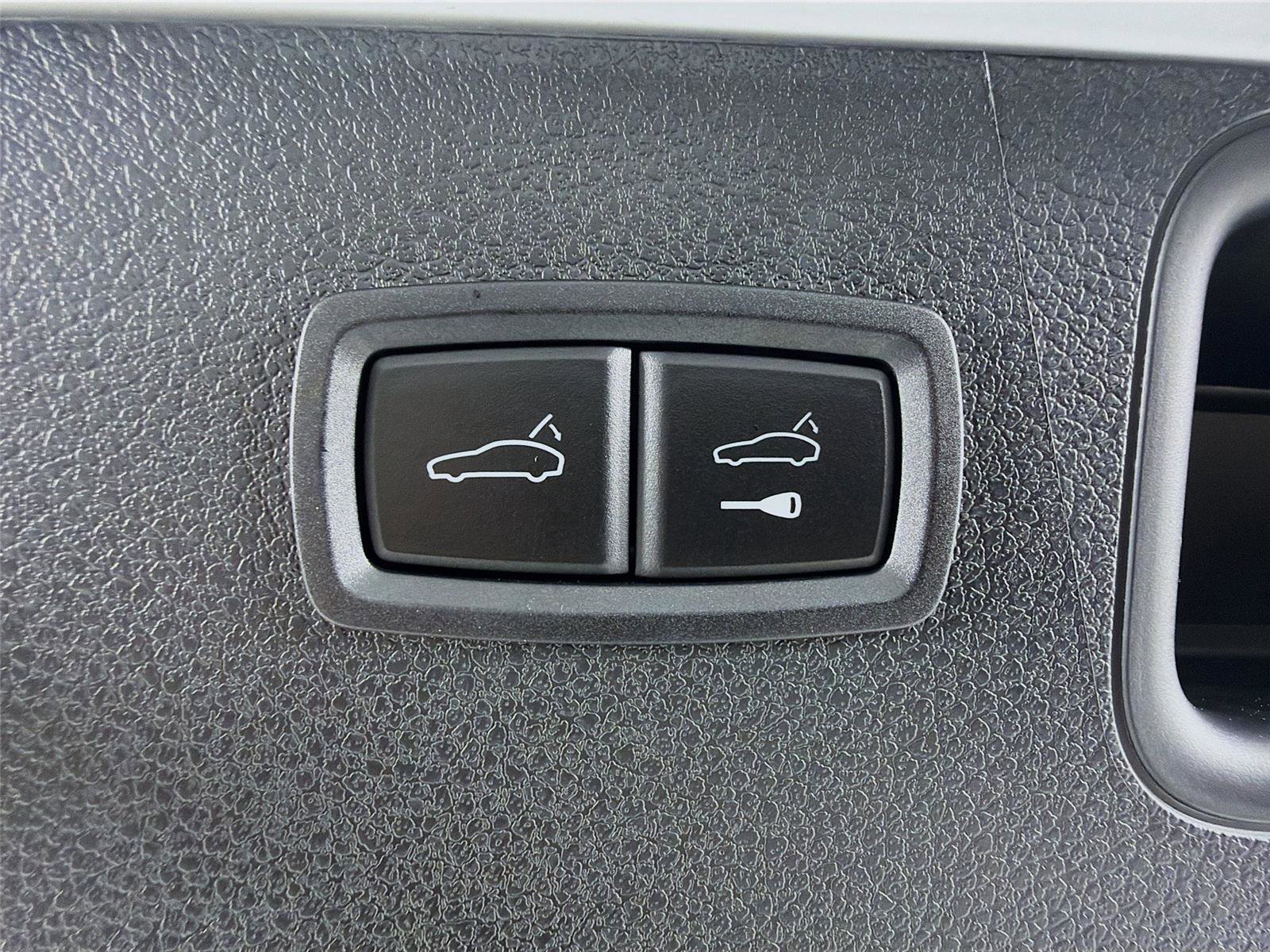 Certified 2025 Porsche Macan AWD/4WD image 24
