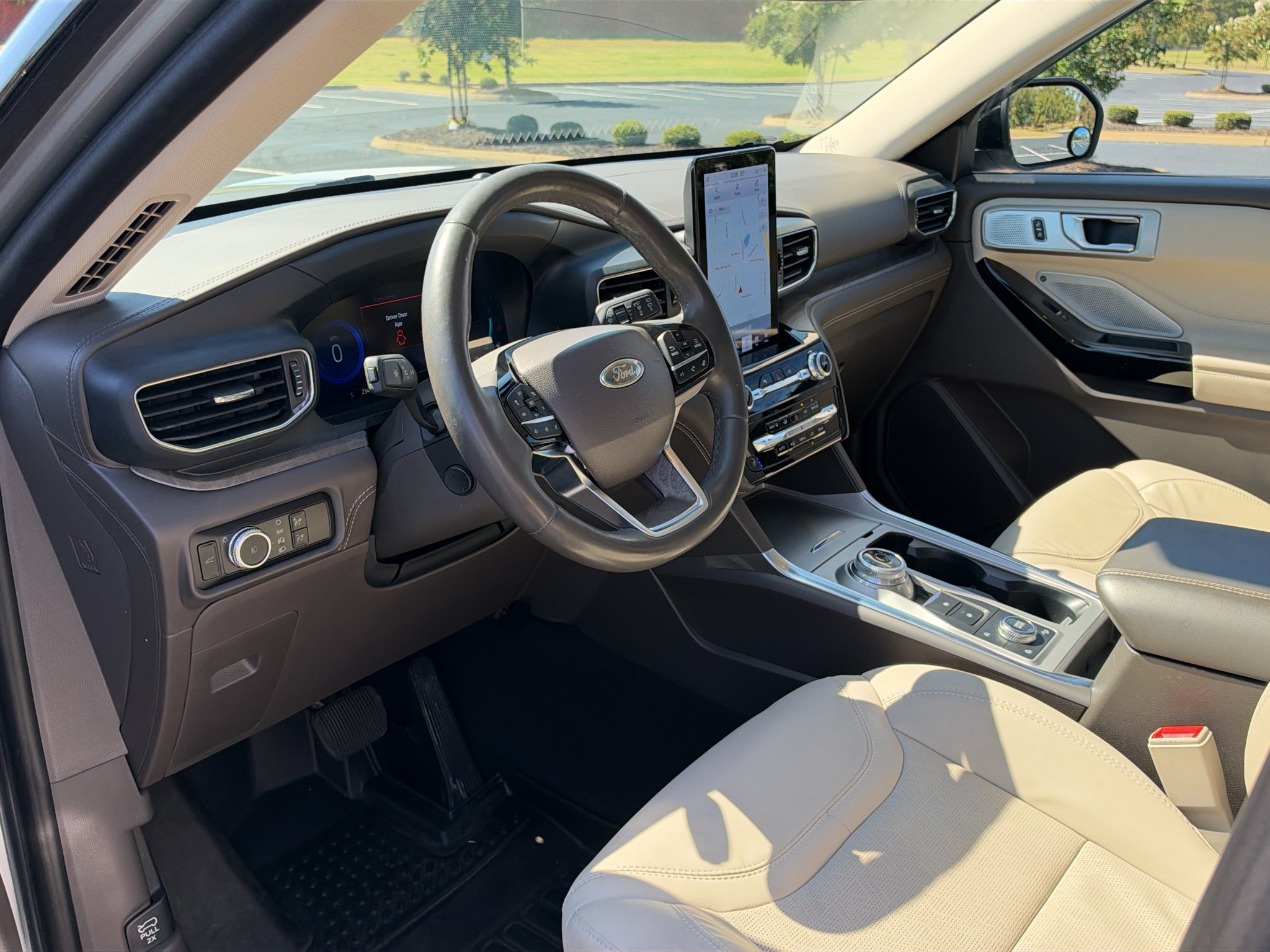 Used 2023 Ford Explorer Platinum w/ Technology Package AWD/4WD image 11