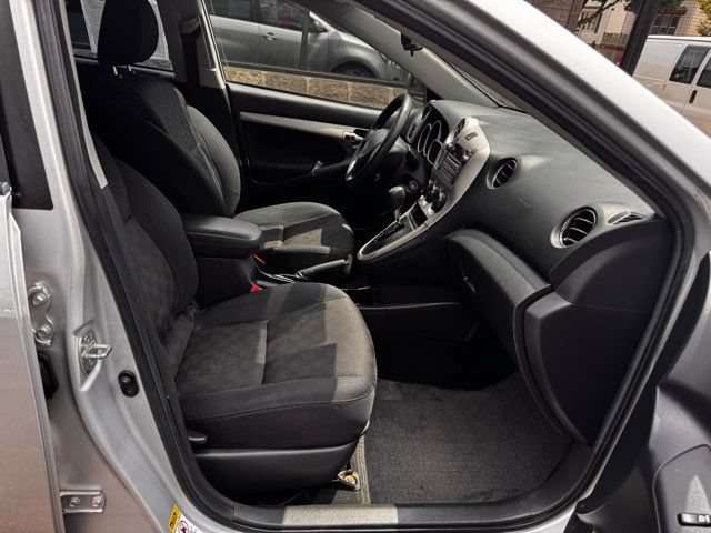 Used 2009 Pontiac Vibe w/ Preferred Package FWD image 27