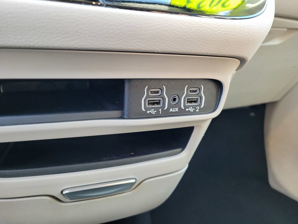 Used 2023 Chrysler Pacifica Touring-L FWD image 15