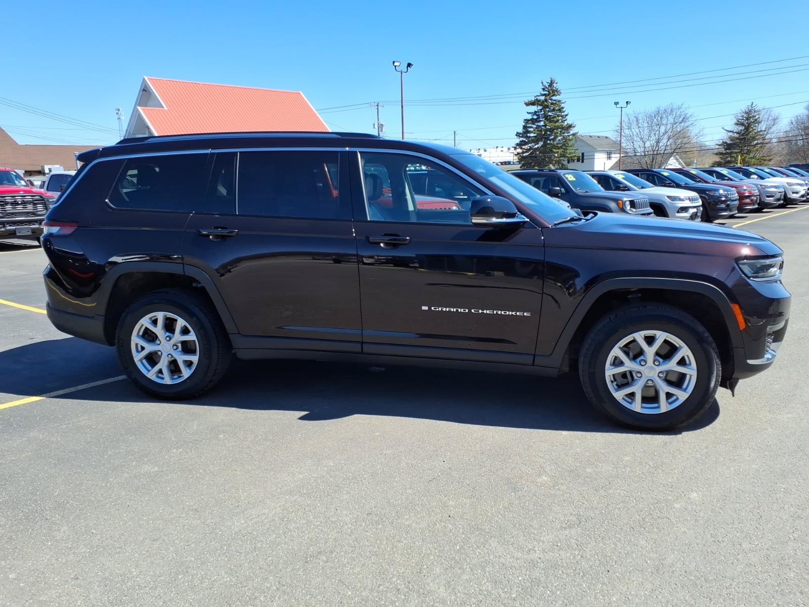 Used 2023 Jeep Grand Cherokee L Limited AWD/4WD image 4