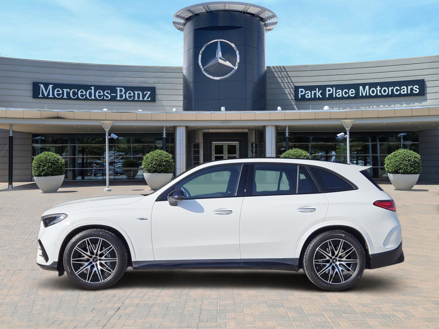 Used 2025 Mercedes-Benz GLC 43 AMG 4MATIC image 3