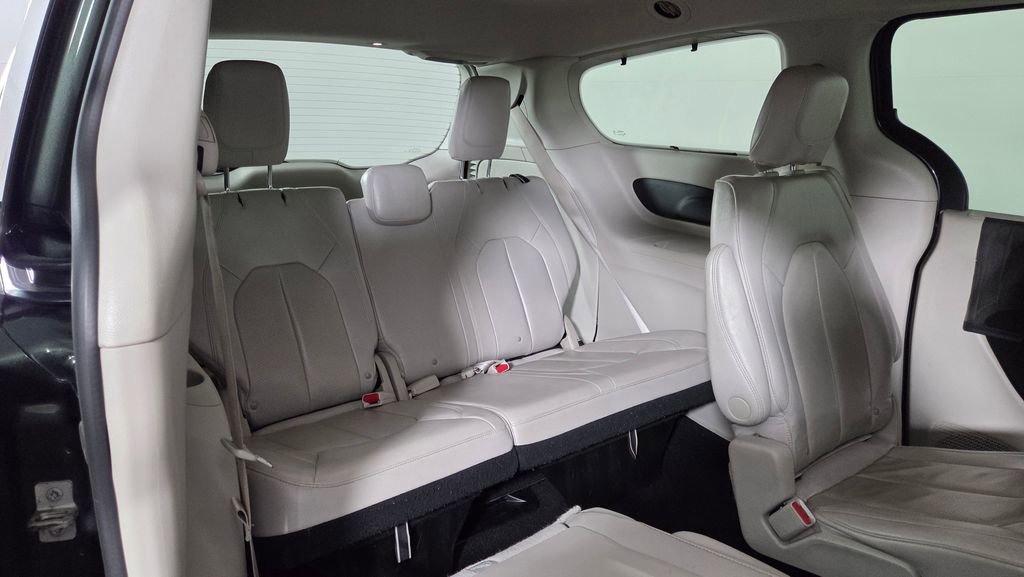 Used 2021 Chrysler Pacifica Touring-L FWD image 33