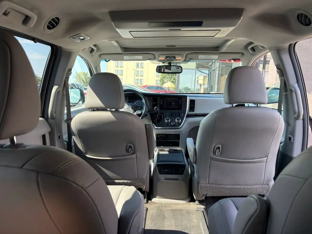 Used 2017 Toyota Sienna XLE Premium AWD/4WD image 23