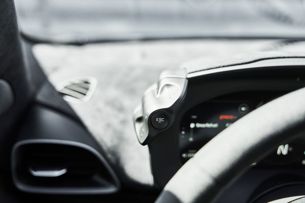 Used 2024 McLaren Artura image 51