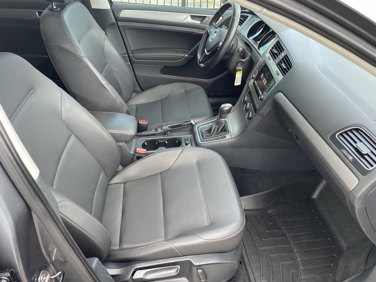 Used 2015 Volkswagen Golf S image 19