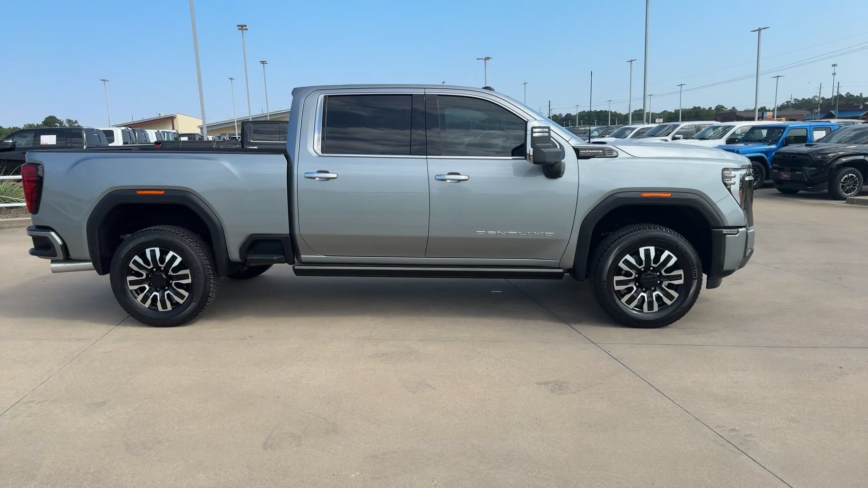 Used 2024 GMC Sierra 2500 Denali Ultimate AWD/4WD image 9
