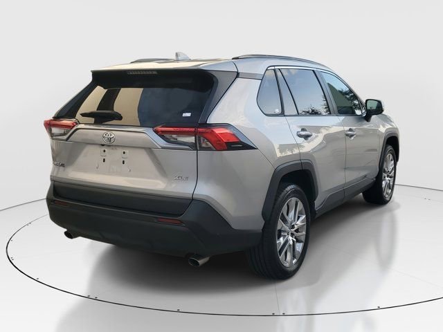 Used 2020 Toyota RAV4 XLE Premium image 3