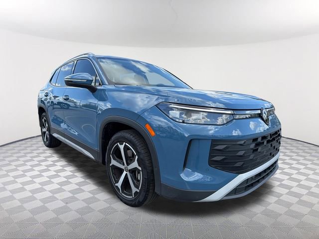 Used 2025 Volkswagen Tiguan SE image 3