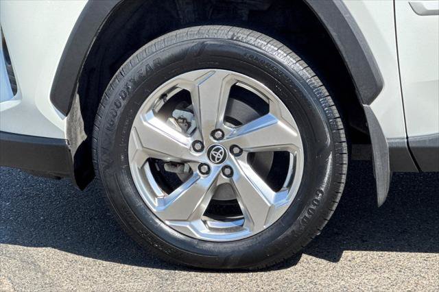 Certified 2021 Toyota RAV4 XLE Premium AWD/4WD image 31