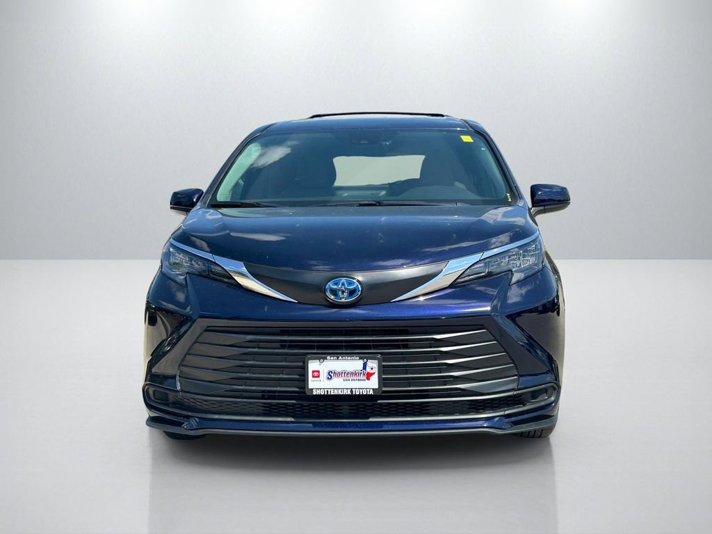 Used 2025 Toyota Sienna LE image 2