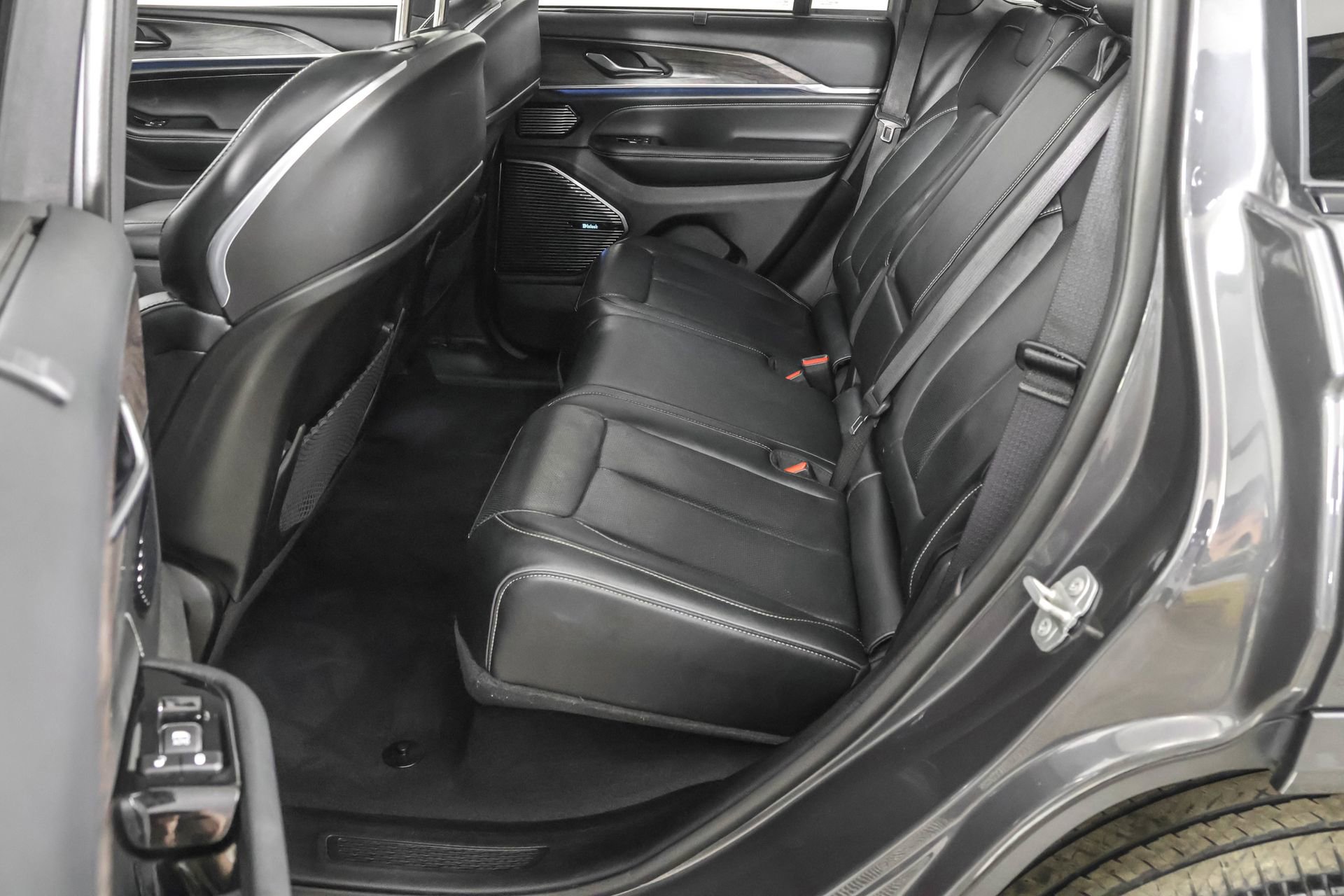 Used 2022 Jeep Grand Cherokee Overland w/ Luxury Tech Group IV image 38