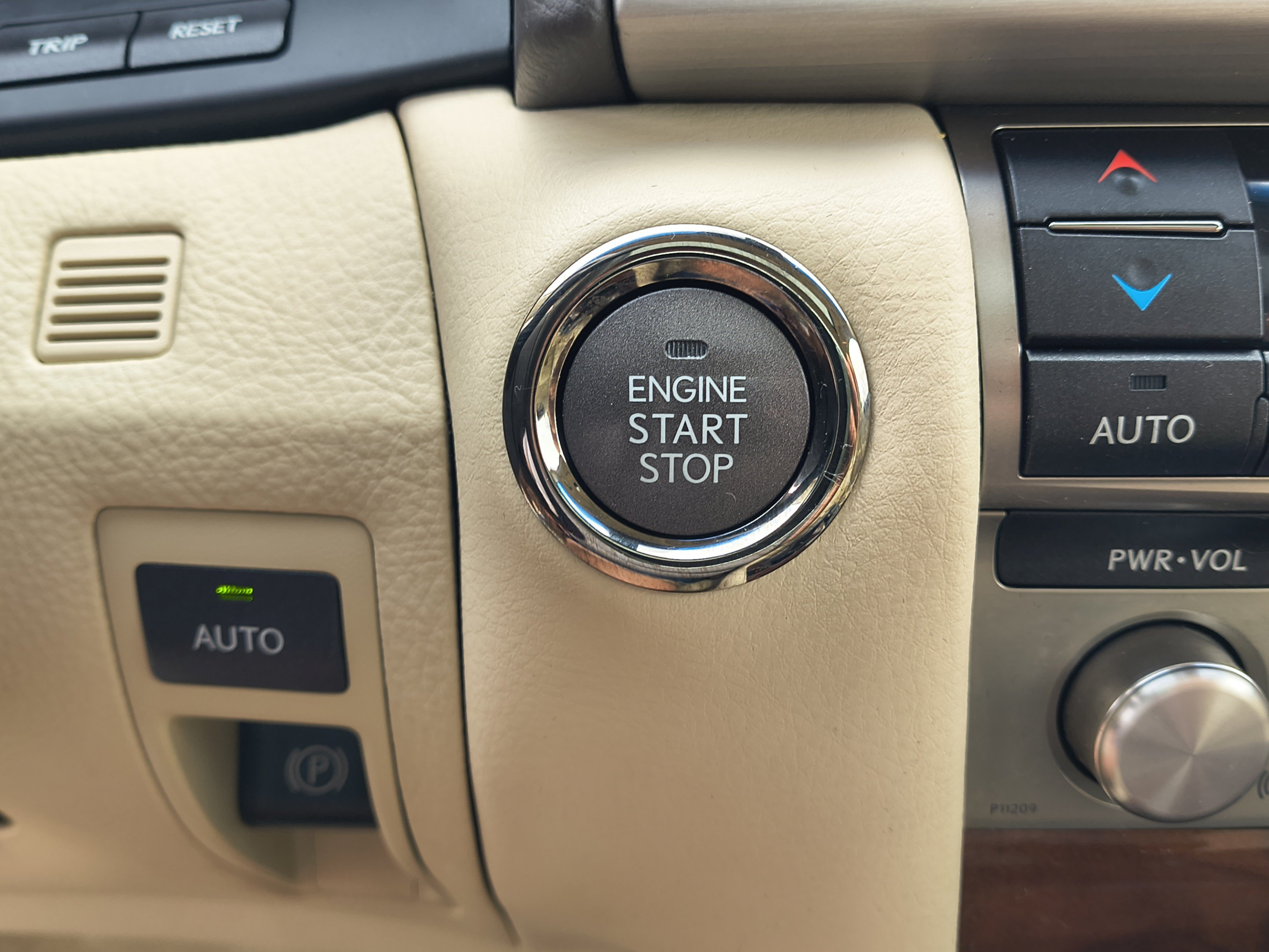 Used 2016 Lexus LS 460 w/ Comfort Package RWD image 32