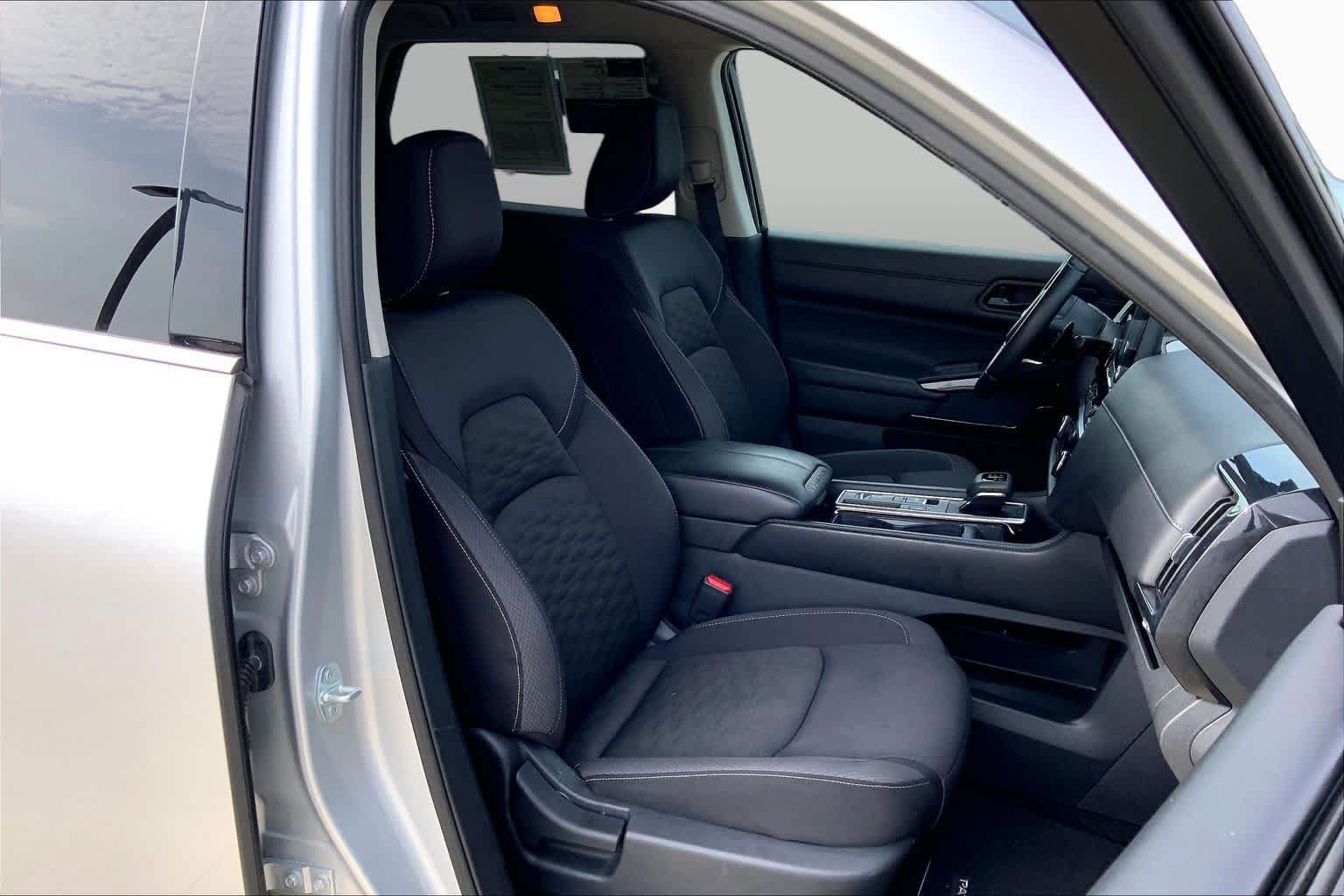 Used 2024 Nissan Pathfinder SV FWD image 9