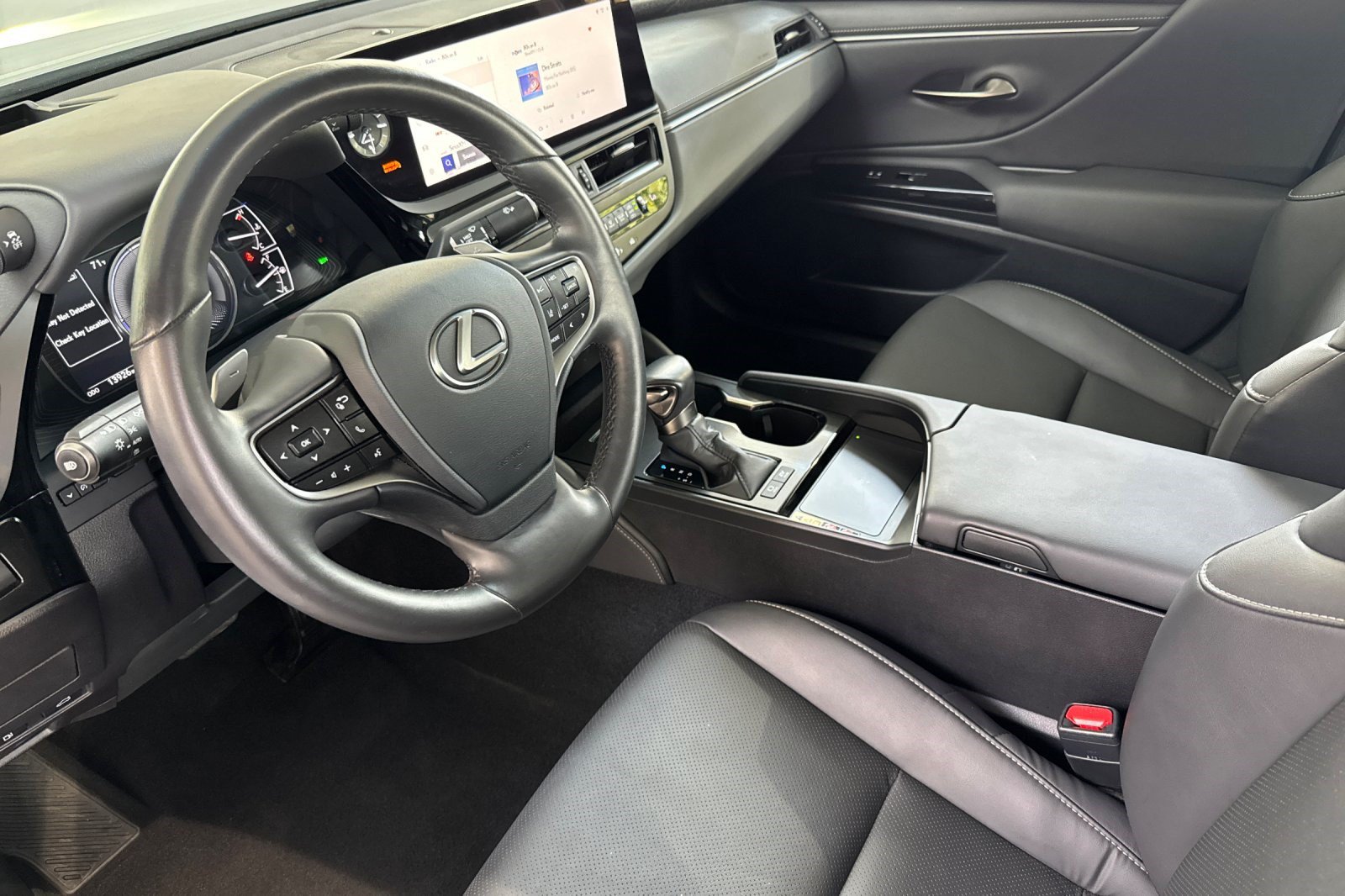 Used 2025 Lexus ES 300h w/ Premium Package FWD image 11