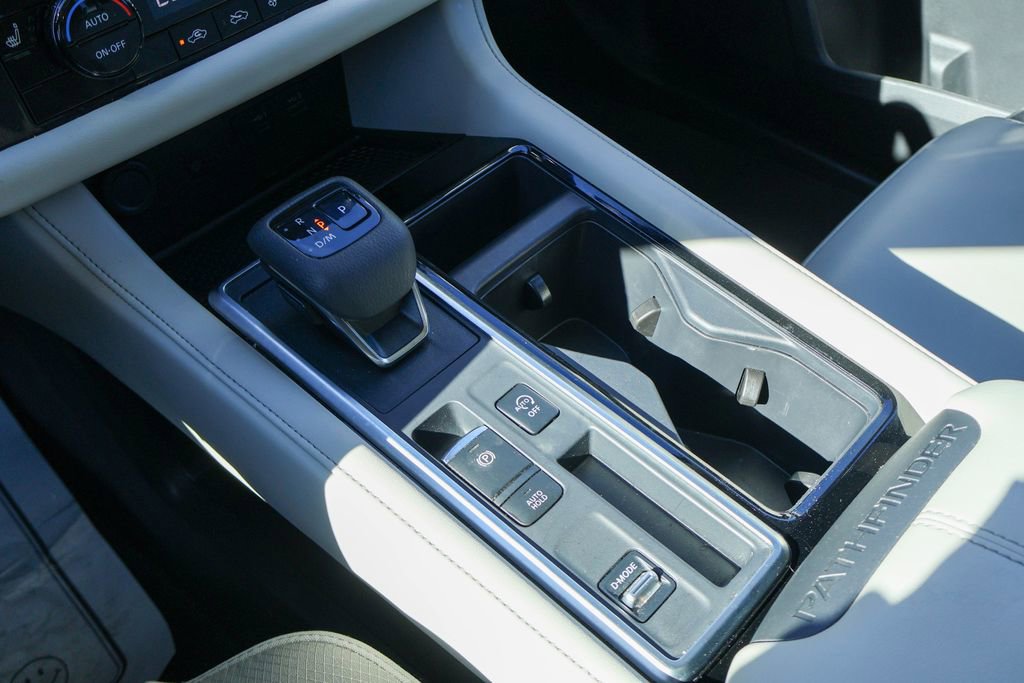 Used 2025 Nissan Pathfinder SL image 16