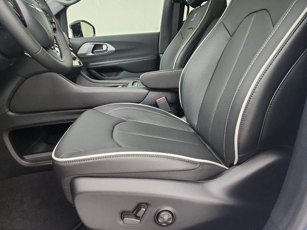 New 2026 Chrysler Pacifica Limited w/ S Appearance Package FWD image 20