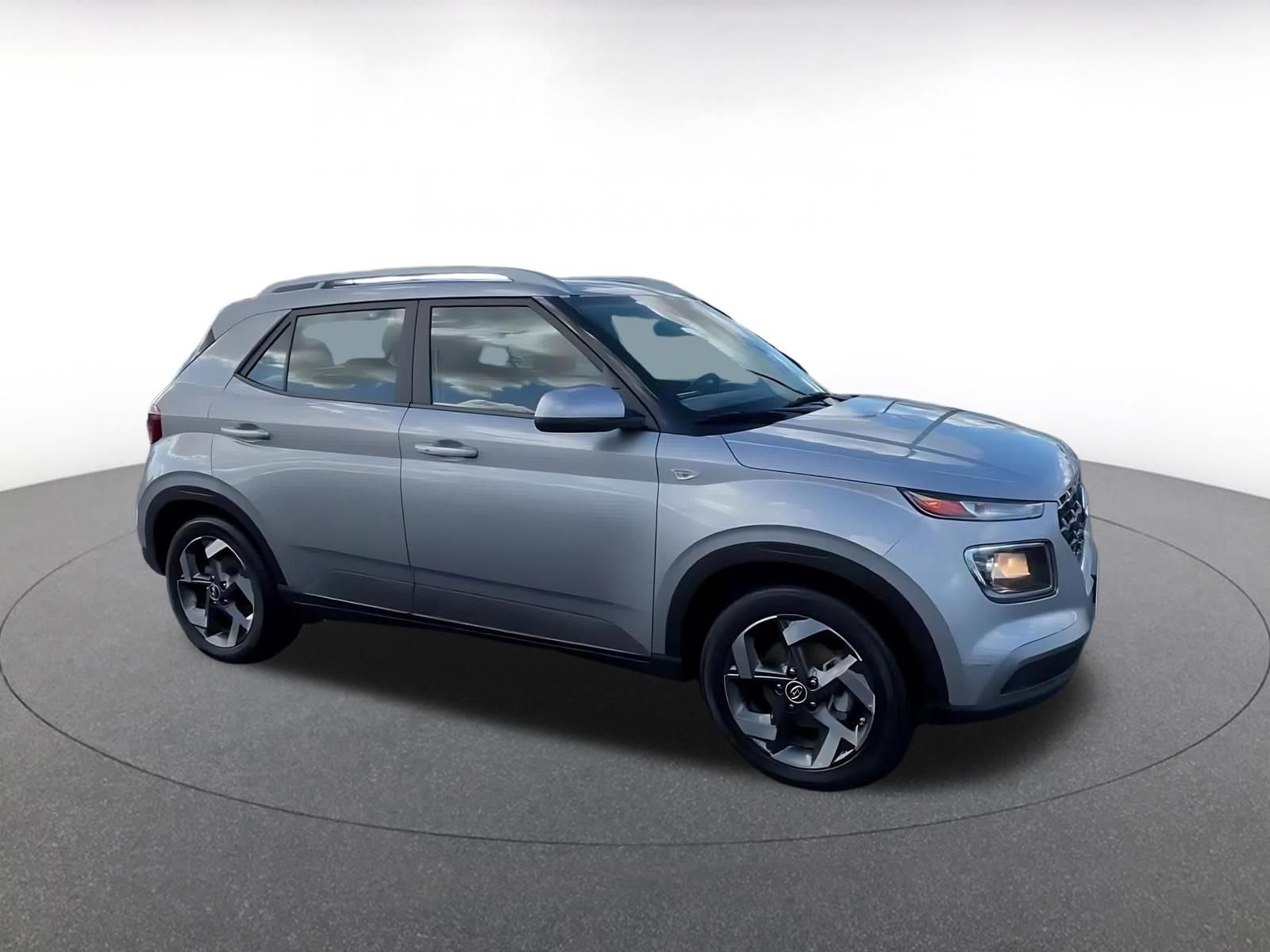 Used 2025 Hyundai Venue SEL FWD image 2