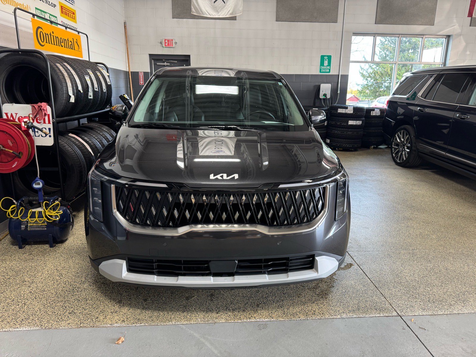 Used 2025 Kia Carnival FWD image 2