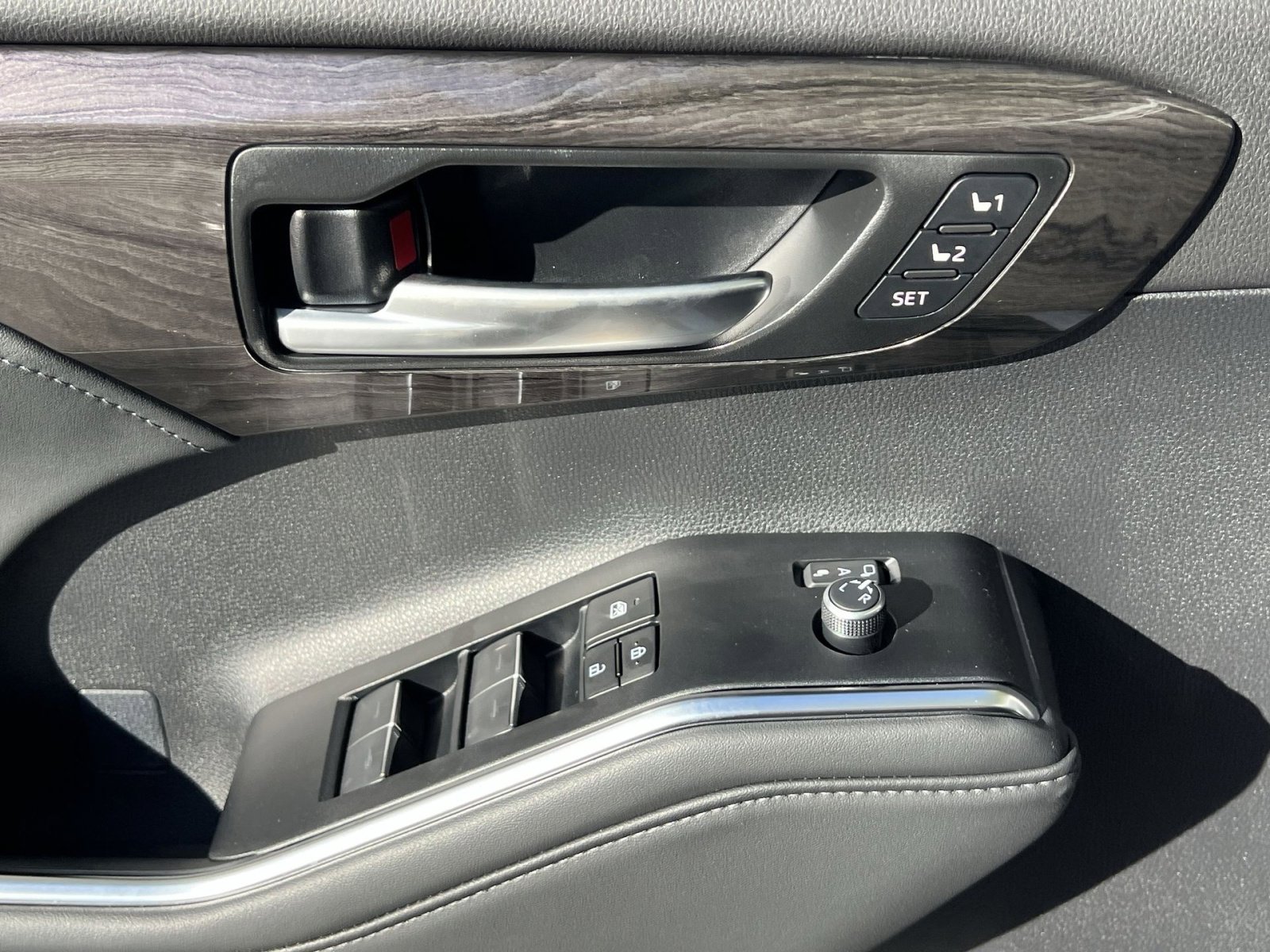 New 2025 Toyota Highlander Platinum image 10