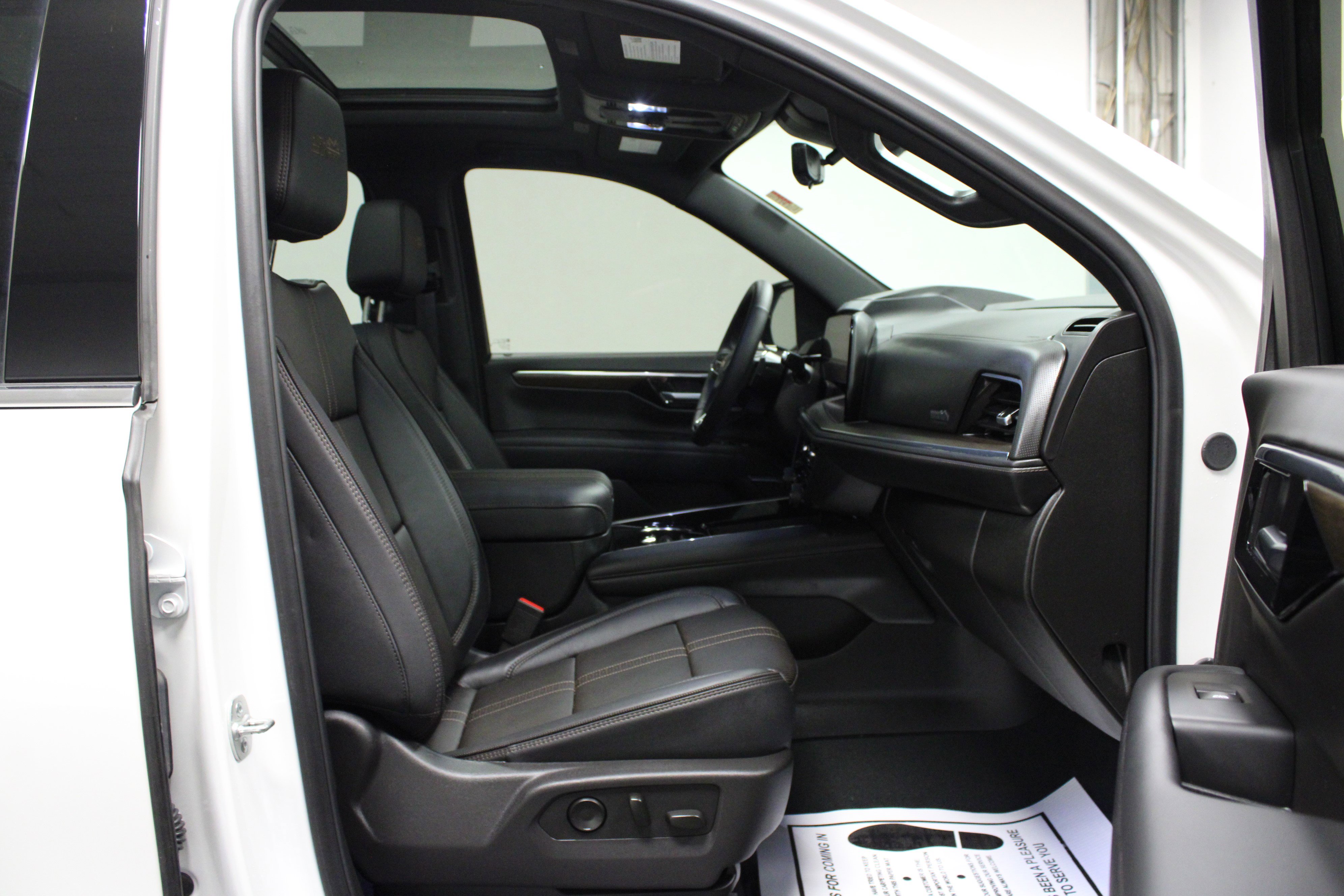 Used 2025 Chevrolet Suburban High Country image 17