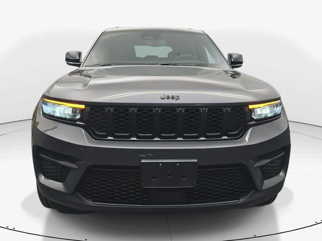 Used 2023 Jeep Grand Cherokee Altitude AWD/4WD image 5